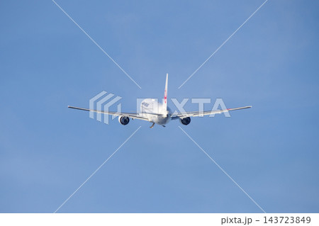 出雲縁結び空港を離陸して羽田へ向かうJALボーイング767型旅客機がギヤ格納中：島根県出雲市（晴れ） 143723849