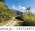 秋晴れの八海山とススキの登山道 143724473