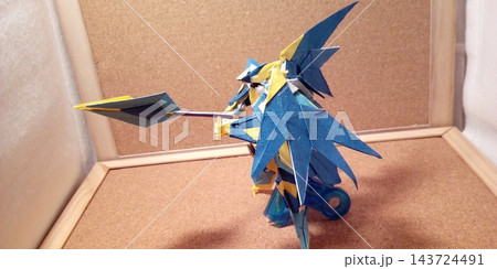 竜をモチーフにした青と金の竜騎士 創作折り紙のファンタジー戦士 143724491