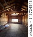 八海山避難小屋の木造の室内 143724548
