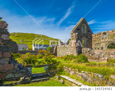 青空と緑の丘に囲まれたアイオナ尼僧院の廃墟と庭園 (イギリス、スコットランド、アイオナ島) 143724561