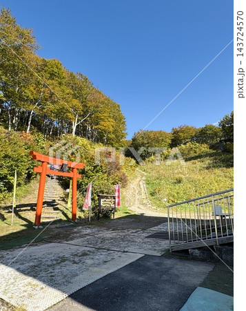 秋晴れの八海山ロープウェー山頂に佇む赤い鳥居と紅葉の風景 143724570