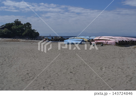 葉山森戸海岸の風景 浜辺にボートが、沖には赤い鳥居が見えます 葉山森戸海岸の風景 浜辺にボートが、沖には赤い鳥居が見えます 143724846