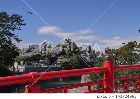 葉山森戸海岸の風景　森戸川にかかるみそぎ橋からみた森戸神社 143724963