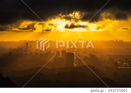 Golden Sunset over Taipei City Skyline from Dajian Mountain, Taiwan Golden Sunset over Taipei City Skyline from Dajian Mountain, Taiwan 143725001