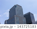 ビジネス街のランドマークであるモダンなオフィスビルと高層ホテル（2026年7月撮影） 143725183