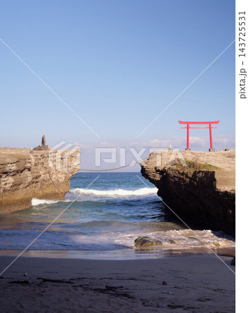 静岡県下田市・白浜海岸の岩場に立つ朱色の鳥居と青い海 静岡県下田市・白浜海岸の岩場に立つ朱色の鳥居と青い海 143725531