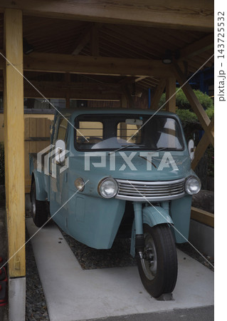 木造の車庫に保管された昭和レトロな水色の三輪トラック 143725532