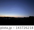 夕暮れの空と山のシルエットの風景 143726218