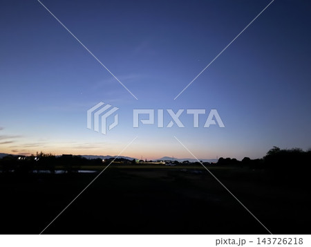夕暮れの空と山のシルエットの風景 143726218