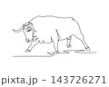 Single one line drawing a powerful wild bull charging forward with head lowered, sharp forward-pointing horns, muscular body, aggressive stance. Continuous line draw design graphic vector illustration 143726271