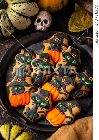Halloween cookies in shape of black cat 143726377