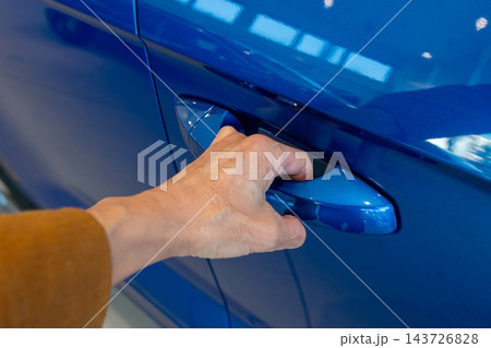 車のドアを開ける手元 青い乗用車のアウタードアハンドル カーライフ 車のドアを開ける手元 青い乗用車のアウタードアハンドル カーライフ 143726828
