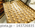 オーブンから取り出された焼き立てクッキー　洋菓子店の製造現場 143726835