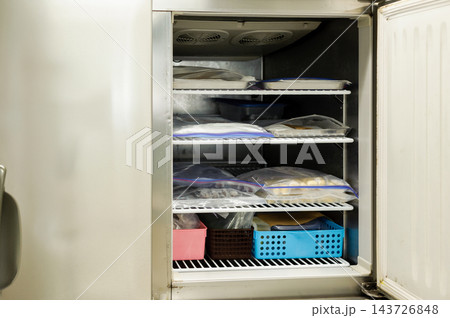 業務用冷凍庫と食材保管　厨房設備　フードロス削減　衛生管理 143726848