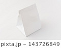 無地の白い紙袋　テイクアウト用パッケージ　パッケージデザイン　コピースペース 143726849