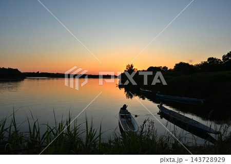夕暮れの阿賀野川と船のシルエット(新潟県阿賀野市) 夕暮れの阿賀野川と船のシルエット(新潟県阿賀野市) 143728929