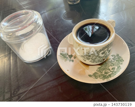 マレーシアの古いコーヒーカップで飲むブラックコーヒーと砂糖のびん 143730119