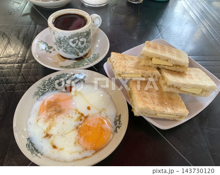マレーシアの定番の朝食　バタートーストと半熟卵とコーヒー 143730120