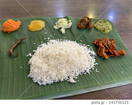 バナナの葉にのせたごはんとおかず（マレーシアのバナナリーフカレー） 143730125