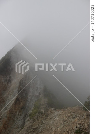 鳥取県の日本百名山・伯耆大山で剣ヶ峰と弥山の間を結ぶ極めて危険なナイフリッジ「ラクダの背」の絶景 鳥取県の日本百名山・伯耆大山で剣ヶ峰と弥山の間を結ぶ極めて危険なナイフリッジ「ラクダの背」の絶景 143730325