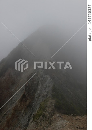 鳥取県の日本百名山・伯耆大山で剣ヶ峰と弥山の間を結ぶ極めて危険なナイフリッジ「ラクダの背」の絶景 143730327