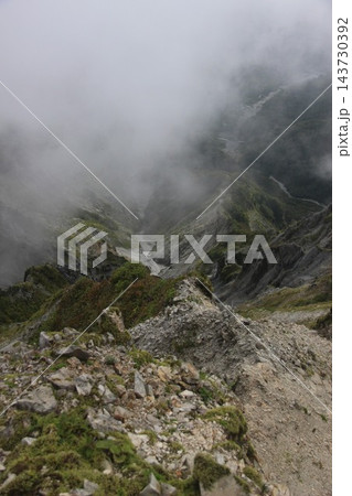 鳥取県の日本百名山・伯耆大山で槍ヶ峰・三ノ峰から弥山や最高峰剣ヶ峰を望む幻想的な山岳絶景 143730392