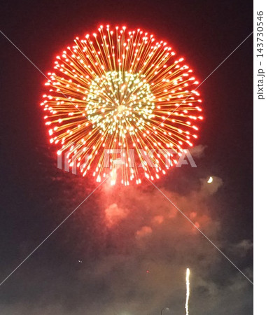 赤い打ち上げ花火と月 赤い打ち上げ花火と月 143730546