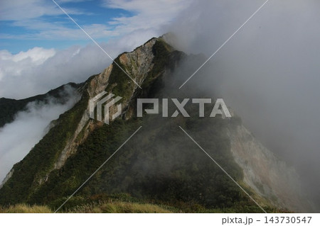 大山 三ノ峰 天狗ヶ峰 剣ヶ峰 鳥取県 縦走路 雲海 絶景 登山 背景素材 大山 三ノ峰 天狗ヶ峰 剣ヶ峰 鳥取県 縦走路 雲海 絶景 登山 背景素材 143730547
