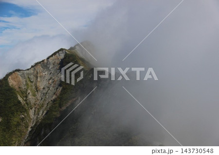 大山 三ノ峰 天狗ヶ峰 剣ヶ峰 鳥取県 縦走路 雲海 絶景 登山 背景素材 143730548