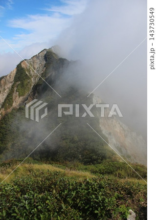 大山 三ノ峰 天狗ヶ峰 剣ヶ峰 鳥取県 縦走路 雲海 絶景 登山 背景素材 143730549