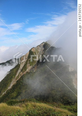 大山 三ノ峰 天狗ヶ峰 剣ヶ峰 鳥取県 縦走路 雲海 絶景 登山 背景素材 大山 三ノ峰 天狗ヶ峰 剣ヶ峰 鳥取県 縦走路 雲海 絶景 登山 背景素材 143730552