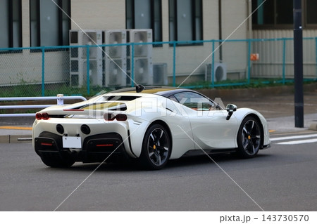 白いイタリア製のスポーツカー イメージ 白いイタリア製のスポーツカー イメージ 143730570