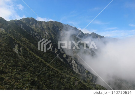 鳥取県の日本百名山・伯耆大山で弥山から見渡す白き大断崖「大山北壁」と天狗ヶ峰・剣ヶ峰の絶景 鳥取県の日本百名山・伯耆大山で弥山から見渡す白き大断崖「大山北壁」と天狗ヶ峰・剣ヶ峰の絶景 143730614