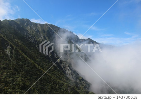 鳥取県の日本百名山・伯耆大山で弥山から見渡す白き大断崖「大山北壁」と天狗ヶ峰・剣ヶ峰の絶景 143730618