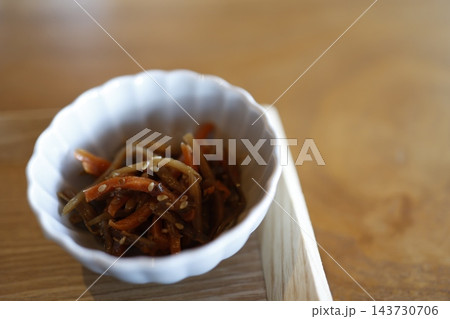 きんぴらごぼうを盛り付けた白い小皿。和食の副菜。 きんぴらごぼうを盛り付けた白い小皿。和食の副菜。 143730706