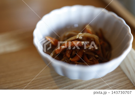 きんぴらごぼうを盛り付けた白い小皿。和食の副菜。 きんぴらごぼうを盛り付けた白い小皿。和食の副菜。 143730707