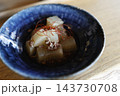 大根のそぼろ煮。青い器に盛り付けた和食の煮物。 143730708