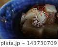 大根のそぼろ煮。青い器に盛り付けた和食の煮物。 143730709