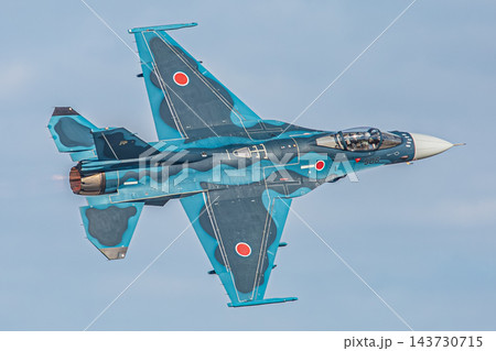 青空を飛行する航空自衛隊F-2戦闘機の洋上迷彩 青空を飛行する航空自衛隊F-2戦闘機の洋上迷彩 143730715