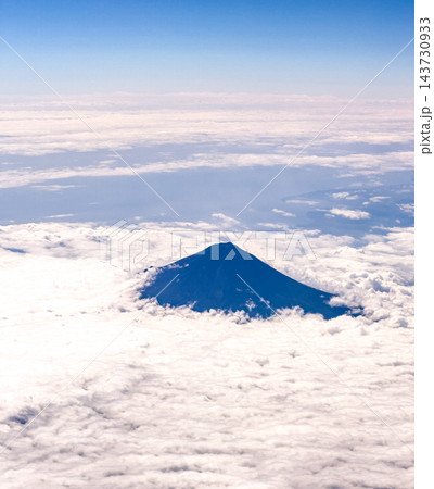 雲海の上に雄大にそびえ立つ美しい富士山の航空写真 雲海の上に雄大にそびえ立つ美しい富士山の航空写真 143730933