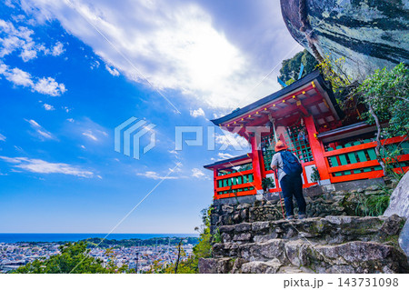 【和歌山県】 ご神体の岩の傍らに建つ、神倉神社社殿 【和歌山県】 ご神体の岩の傍らに建つ、神倉神社社殿 143731098