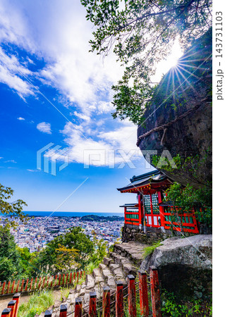 【和歌山県】 ご神体の岩の傍らに建つ、神倉神社社殿 【和歌山県】 ご神体の岩の傍らに建つ、神倉神社社殿 143731103
