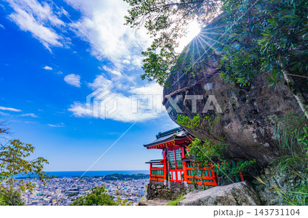 【和歌山県】 ご神体の岩の傍らに建つ、神倉神社社殿 143731104