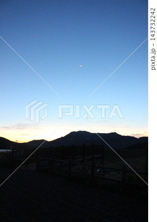 熊本県阿蘇市の草千里展望所から見渡す朝日に照らされた草千里ヶ浜と烏帽子岳・駒立山の絶景 143732242