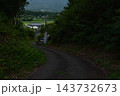 山あいの集落へ続く緑に囲まれた山道と日本の原風景 143732673