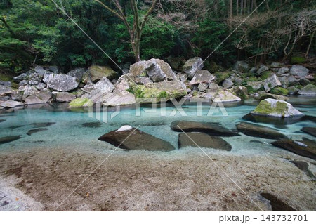 鹿児島県南大隅町「雄川の滝」エメラルドグリーンに澄み渡る清流と雄大な渓谷の自然美 143732701