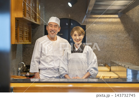 カメラ目線で笑顔の和食店の大将と女将 カメラ目線で笑顔の和食店の大将と女将 143732745