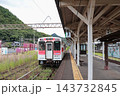 有田駅のホームに停車する松浦鉄道西九州線の列車 143732845