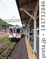 有田駅のホームに停車する松浦鉄道西九州線の列車 143732846